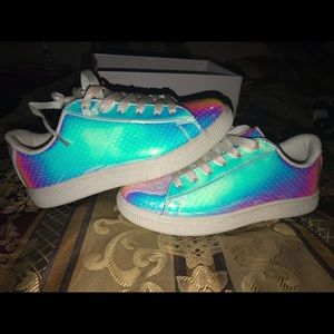 Holographic Tennis